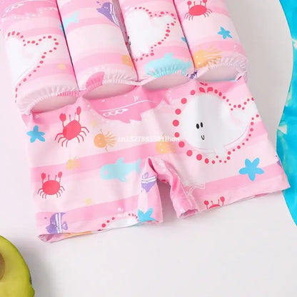Detalle de los flotadores y el short del traje de baño rosa para niños