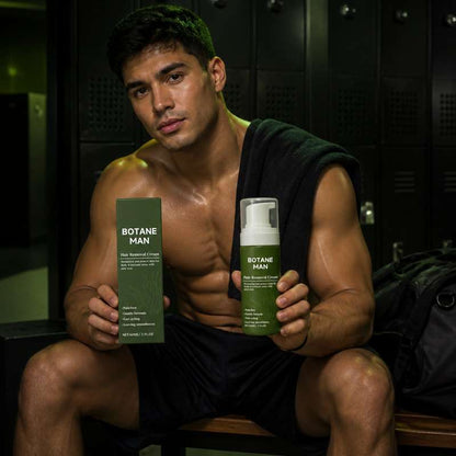 Hombre deportista en el vestuario del gimnasio sosteniendo Botane Man