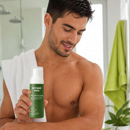 Hombre en el baño después de la ducha con Botane Man