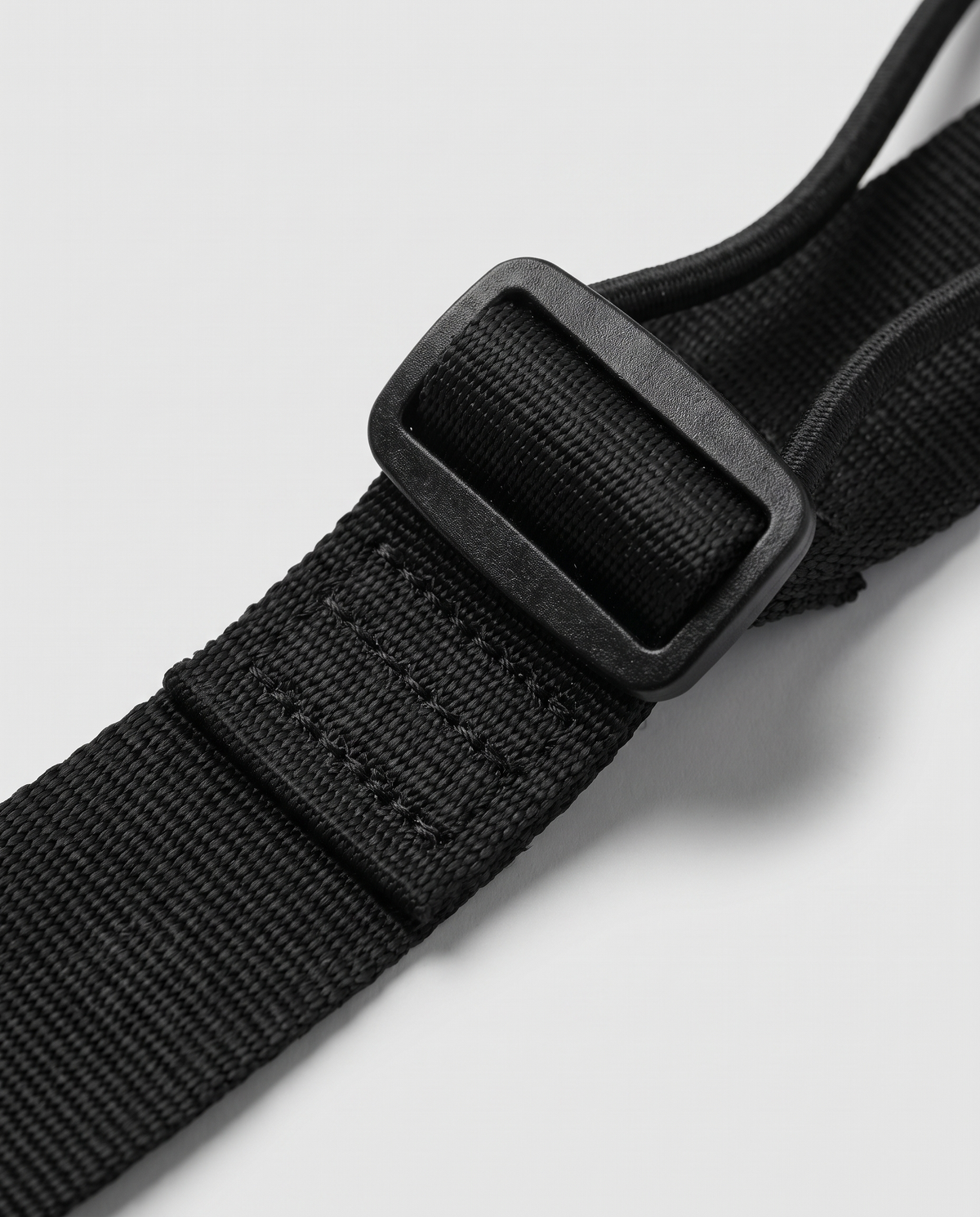 Detalle del cinturón ajustable y cuerda elástica del entrenador de fútbol Blinda Kick Trainer Pro